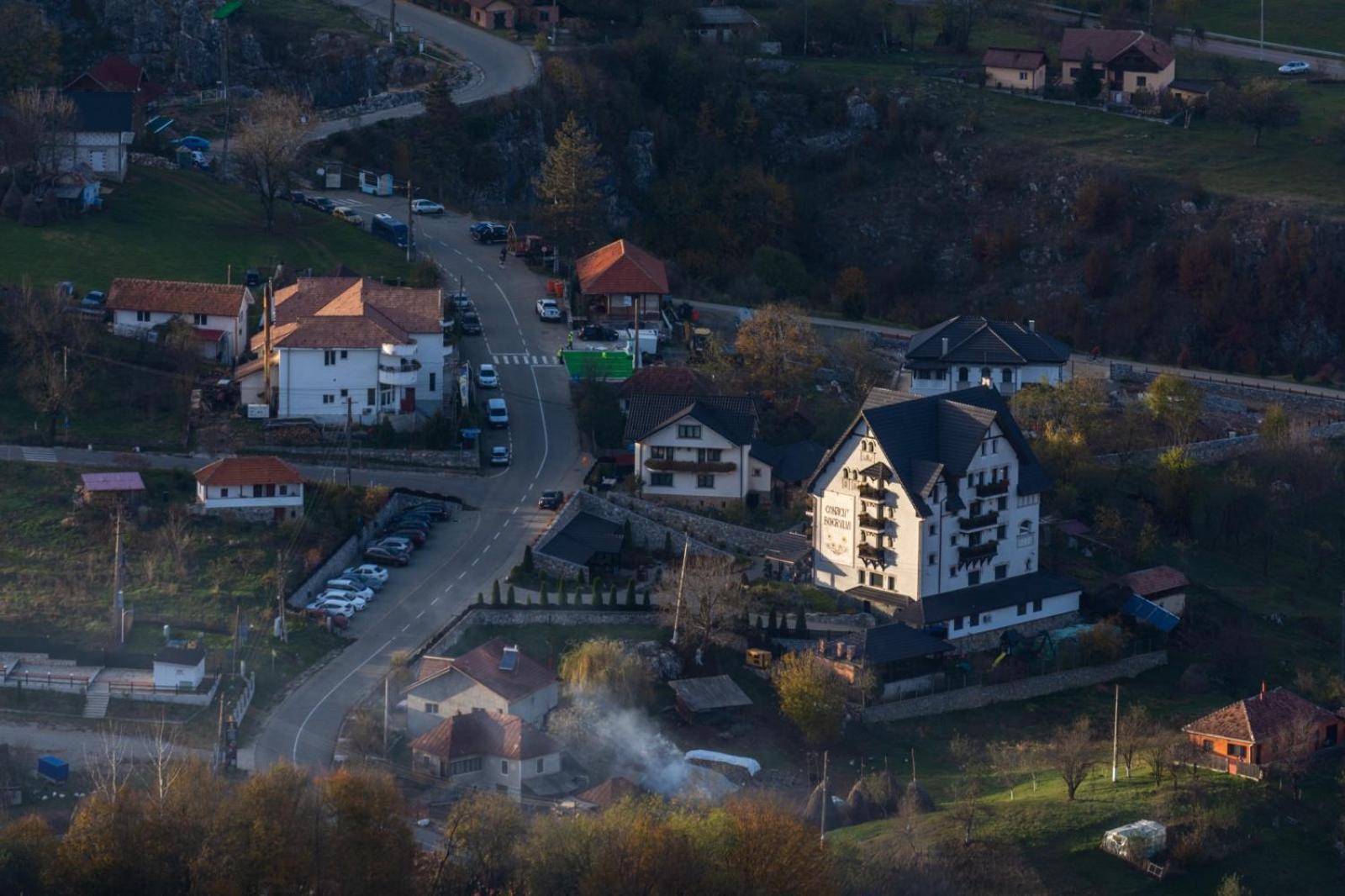 Отель Conacu' Boierului Ponoarele  Экстерьер фото